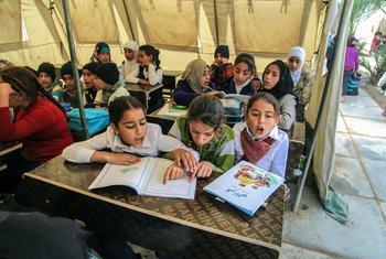 أطفال نازحون في أحد الفصول الدراسية في بغداد بالعراق.