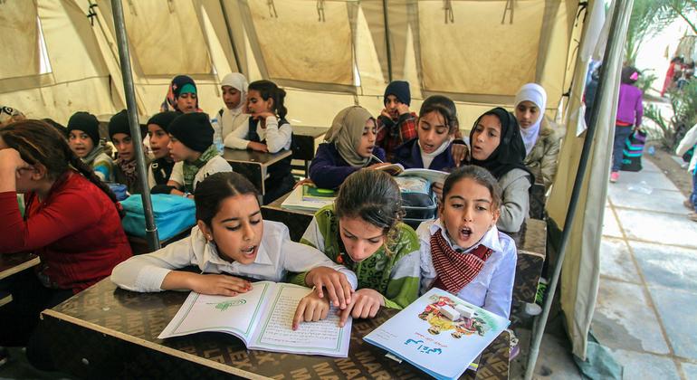 Crianças deslocadas em uma sala de aula em Bagdá, no Iraque