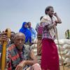 Des gens attendent une distribution de nourriture dans la région d'Afar dans le nord de l'Ethiopie.