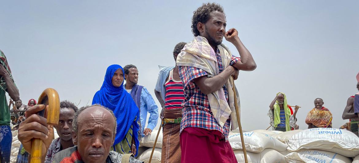 Pessoas esperam por distribuição de comida em Afar, norte da Etiópia. 