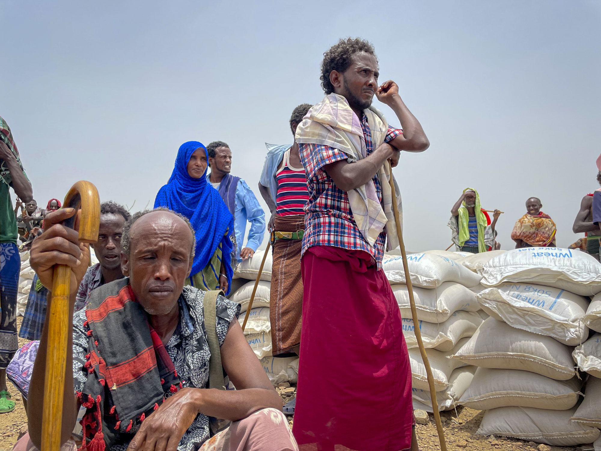 الأشخاص ينتظرون توزيع الطعام في منطقة أفار شمالي إثيوبيا.