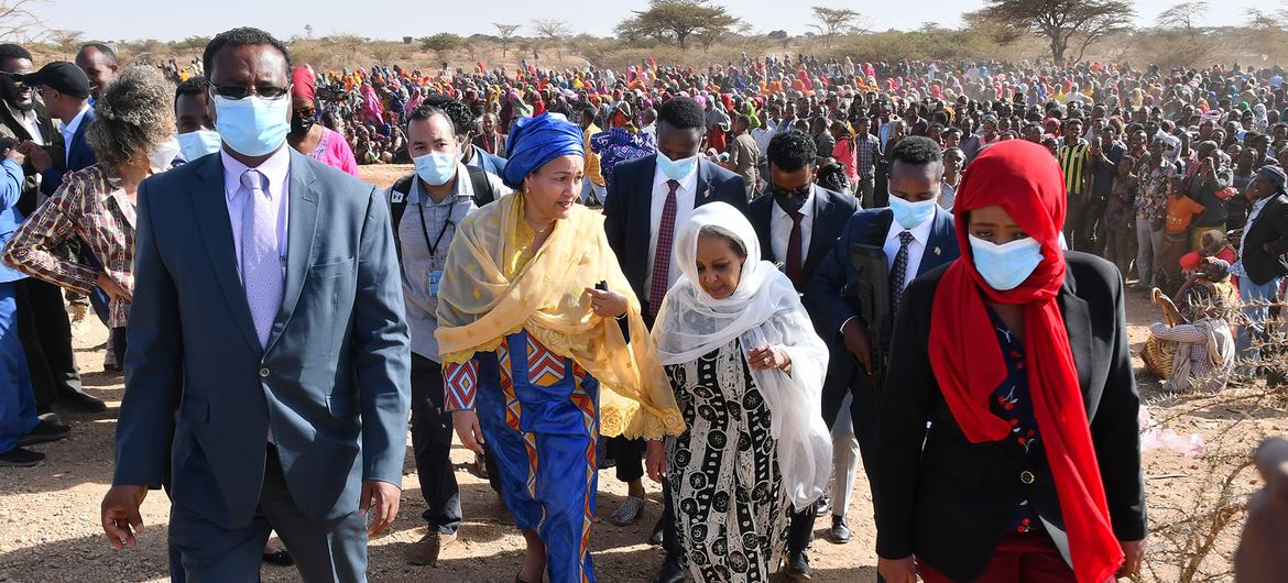 A vice-chefe da ONU, Amina Mohammed, e a presidente da Etiópia, Sahle-Work Zewdese, se reuniram com o povo da Somália que sofre com crises provocadas pela seca