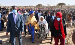 La Vice-Secrétaire générale de l'ONU, Amina Mohammed, et la Présidente de l'Ethiopie, Sahle-Work Zewde, rencontrent des gens qui souffrent des conséquences de la sécheresse dans la région Somali.