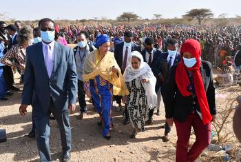 نائبة الأمين العام أمينة محمد والرئيسة الإثيوبية ساهلي-ووق زودي في زيارة إلى المجتمعات المتضررة من الجفاف في المنطقة الإثيوبية في الصومال.