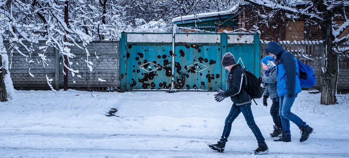 Crianças caminham para a escola em Donetsk, Ucrânia. 