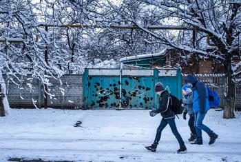 Crianças caminham para a escola em Donetsk, Ucrânia. 