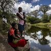 当地妇女聚集在津巴布韦穆切尼的一条河边。