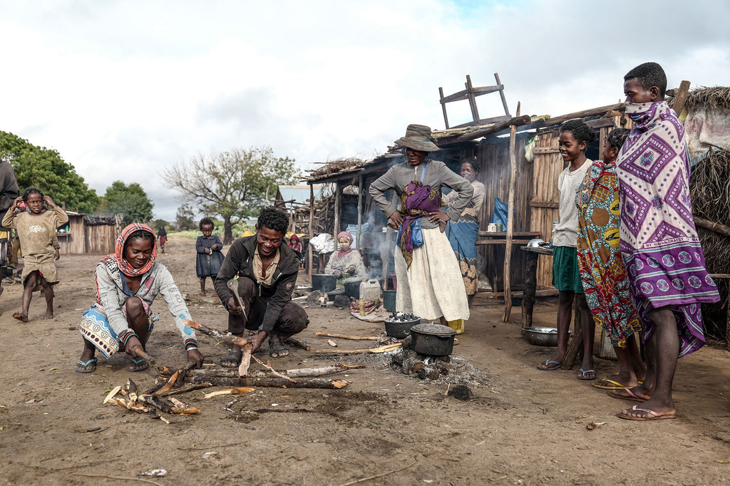 Unos comerciantes cortan leña en un mercado en Ambovombe, en Madagascar.