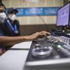 22 वर्षीय रेडियो प्रस्तुतकर्ता अश्वथी मुरली,भारत के केरल राज्य के वायनाड ज़िले में सामुदायिक रेडियो मट्टौली में एक रेडियो शो का सम्पादन कर रही हैं.