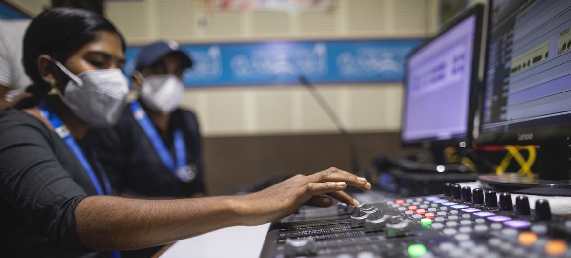 22 वर्षीय रेडियो प्रस्तुतकर्ता अश्वथी मुरली,भारत के केरल राज्य के वायनाड ज़िले में सामुदायिक रेडियो मट्टौली में एक रेडियो शो का सम्पादन कर रही हैं.