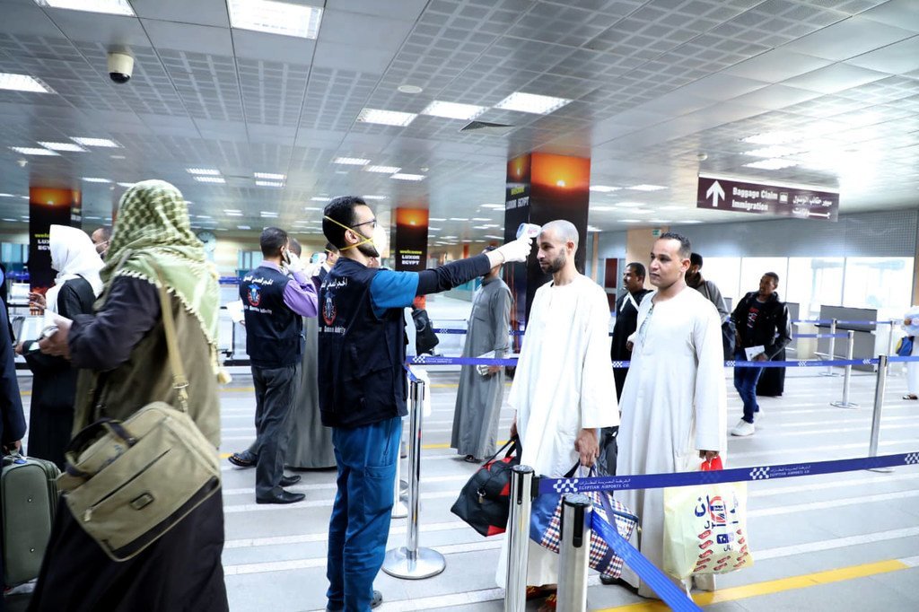 Voyageurs arrivant à l'aéroport de Louxor, en Egypte, sont testés pour les symptomes du coronavirus (photo d'archives).