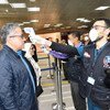 الإجراءات الوقائية الطبية في مطار الأقصر بمصر، الطاقم الطبي يقوم بفحص وزير السياحة بمصر.