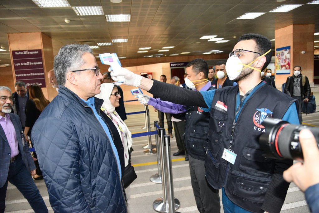 抵达埃及卢克索机场的旅客正在接受冠状病毒症状筛查。