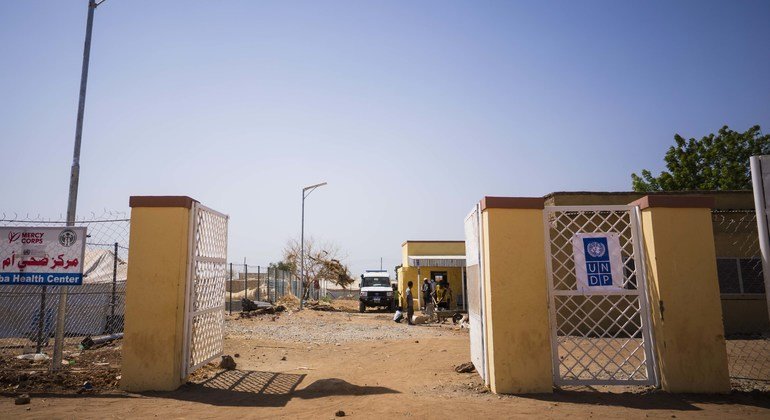 إنارة شوارع تعمل بالطاقة الشمسية في أحد المخيمات التي تديرها الأمم المتحدة.
