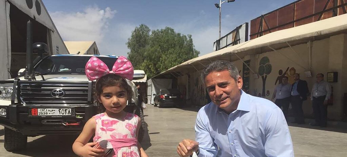 مهند هادي، المنسق الإقليمي للشؤون الإنسانية للأزمة السورية مع طفلة في دمشق قبل عدّة أعوام.