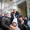 Esta familia, como muchas otras personas que huyen de Ucrania, esperan en la estación de tren de Przemysl para ser transportados a Varsovia (Polonia).