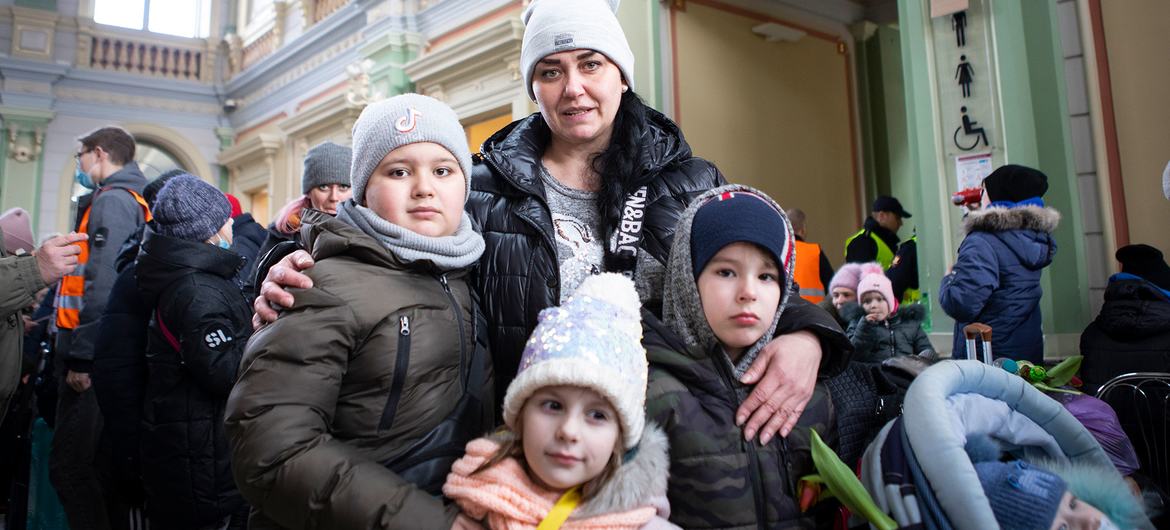 Des réfugiés ukrainiens à Varsovie, en Pologne.