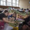 逃离乌克兰的人们呆在波兰卢布林附近的临时避难所。