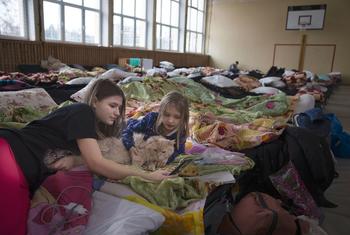 الأشخاص الذين فروا من أوكرانيا يقيمون في مأوى مؤقت بالقرب من لوبلين في بولندا.