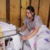 乌克兰基辅一家医院的临时产房里，一位新妈妈坐在婴儿旁边的床上。