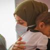 यमन के सना में एक अस्पताल में कुपोषण के लिये एक शिशु का इलाज किया जा रहा है.