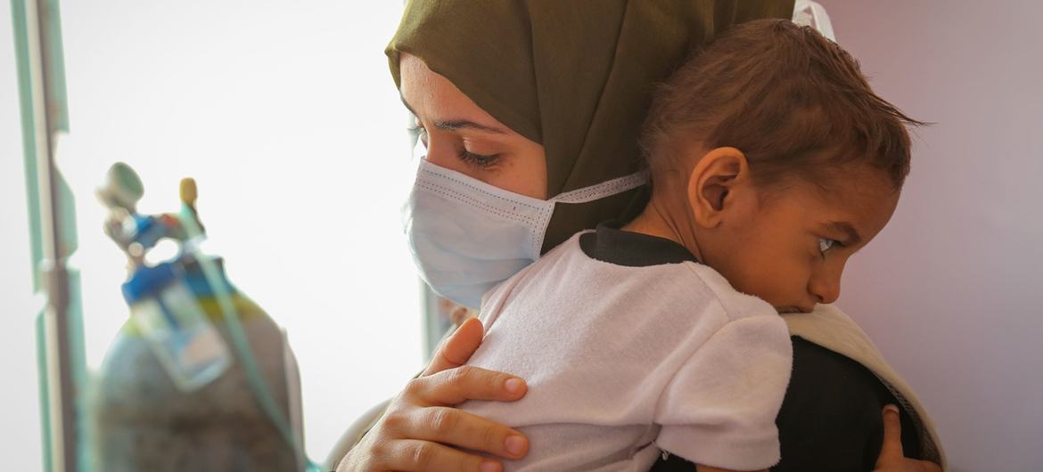 也门萨那，一名婴儿因营养不良正在医院接受治疗。