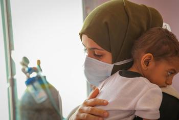 Un niño recibe tratamiento para la desnutrición en un hospital en Sana'a, Yemen.