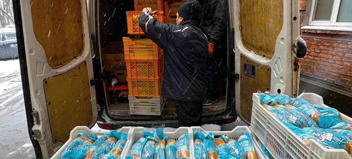 世界粮食计划署承包的面包店生产的面包被送到乌克兰哈尔科夫的医院。