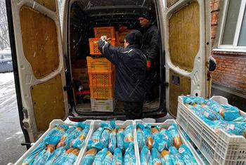 यूक्रेन में विश्व खाद्य कार्यक्रम (WFP) से सहायता प्राप्त एक बेकरी में निर्मित ब्रैड, ख़ारकीयेफ़ के एक अस्पताल में पहुँचाए जाते हुए.