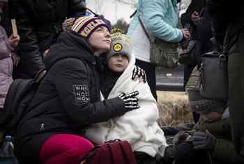 成千上万的乌克兰人在邻国波兰寻求庇护。