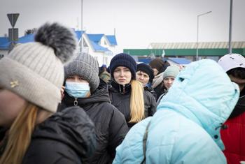 Miles de ucranianos huyen a Polonia en busca de seguridad.