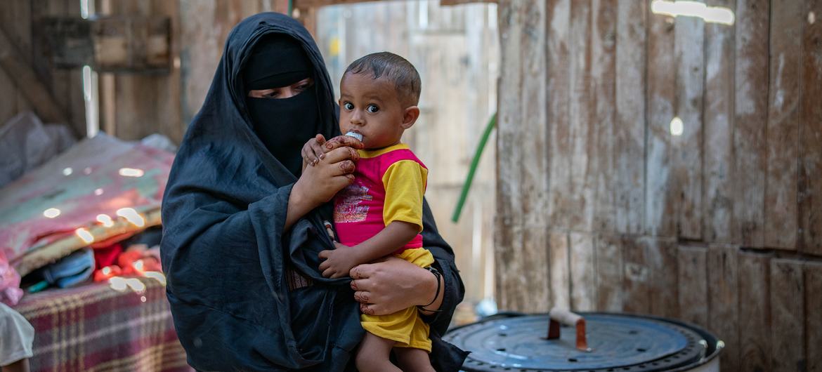 Un nourrisson mange des aliments supplémentaires dans un point de distribution du Programme alimentaire mondial à Mokha, au Yémen.