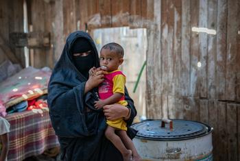 Un enfant mange un supplément alimentaire à un centre de distribution du PAM à Mokha, au Yémen.