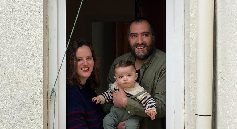 西班牙马德里，禁足令期间，7个月的莱昂每天和父母一起从自家窗口观赏邻居表演的木偶戏。
