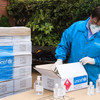 UNICEF envió a España 48.000 unidades de desinfectante de manos y 7200 pares de guantes para apoyar al país durante la pandemia.