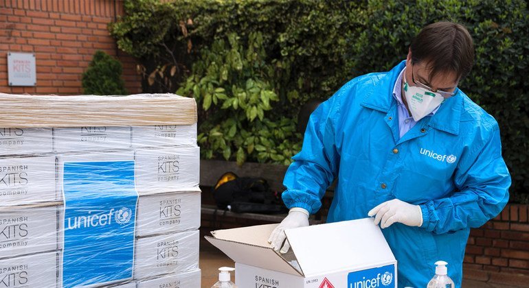 UNICEF envió a España 48.000 unidades de desinfectante de manos y 7200 pares de guantes para apoyar al país durante la pandemia.