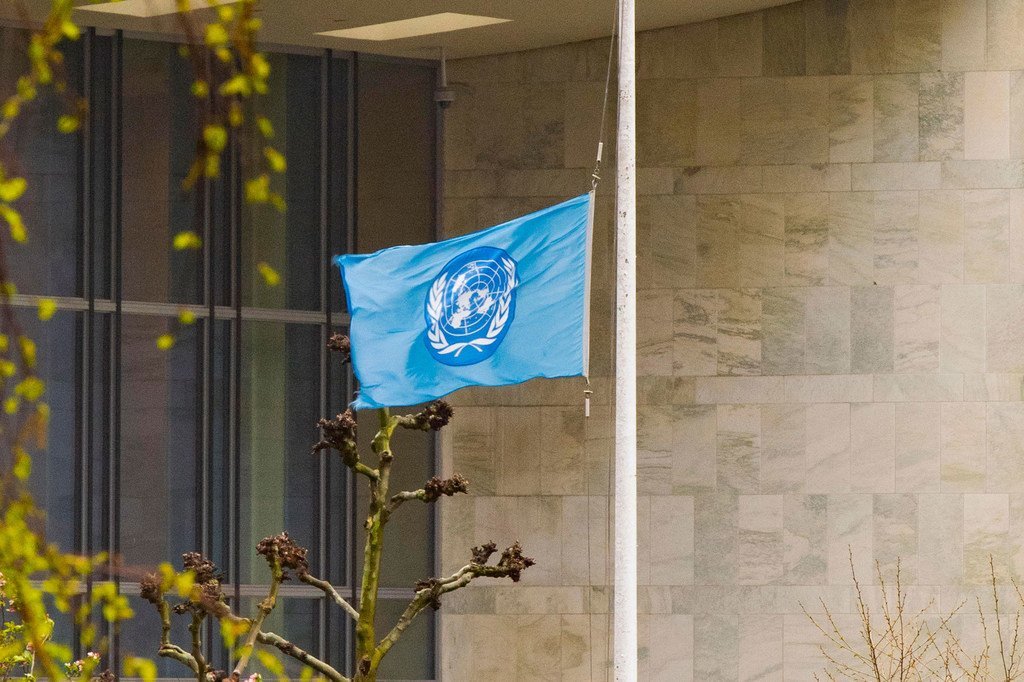 联合国降半旗对在因公殉职的联合国工作人员表示敬意和悼念。