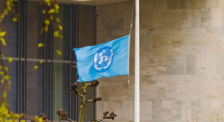 Флаг ООН у штаб-квартиры организации в Нью-Йорке приспущен