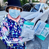 Membro da equipe das Nações Unidas mostra suprimentos médicos doados para combater a covid-19 na cidade de Nova Iorque.