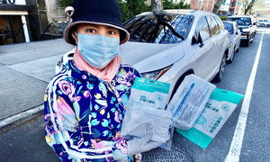 Una empleada de la ONU muestra los insumos médicos que fueron donados a Nueva York para combatir el coronavirus.