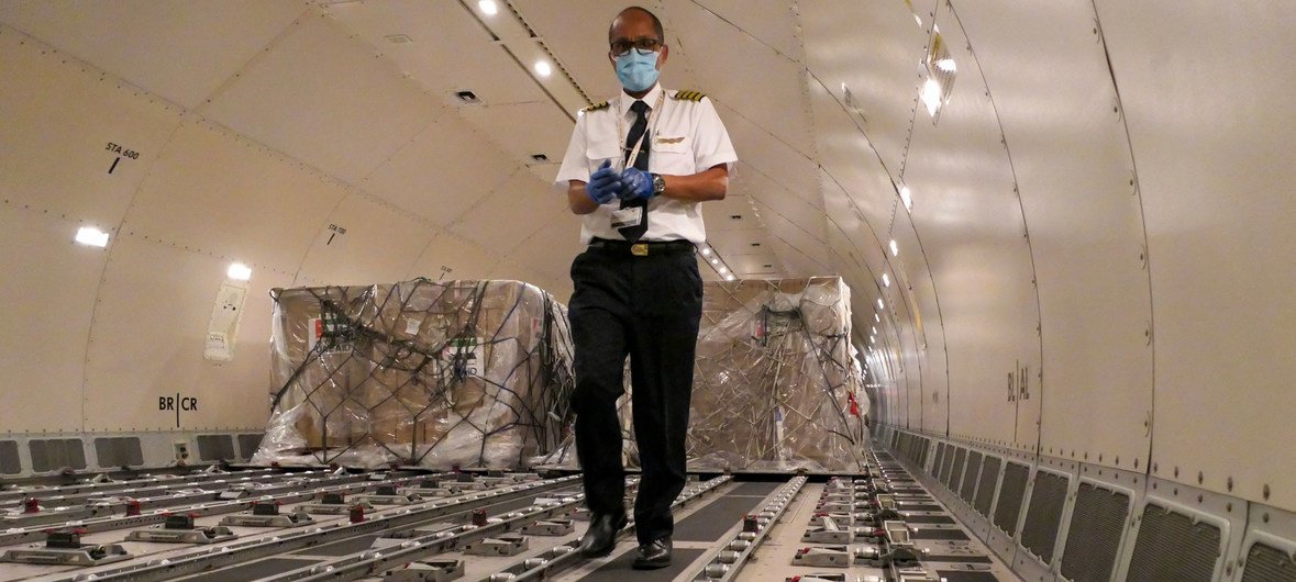 在埃塞俄比亚首都亚的斯亚贝巴，医疗设备被装载到一架飞机上，作为联合国“团结航班”的一部分，向非洲国家运送抗击冠状病毒大流行的物资。