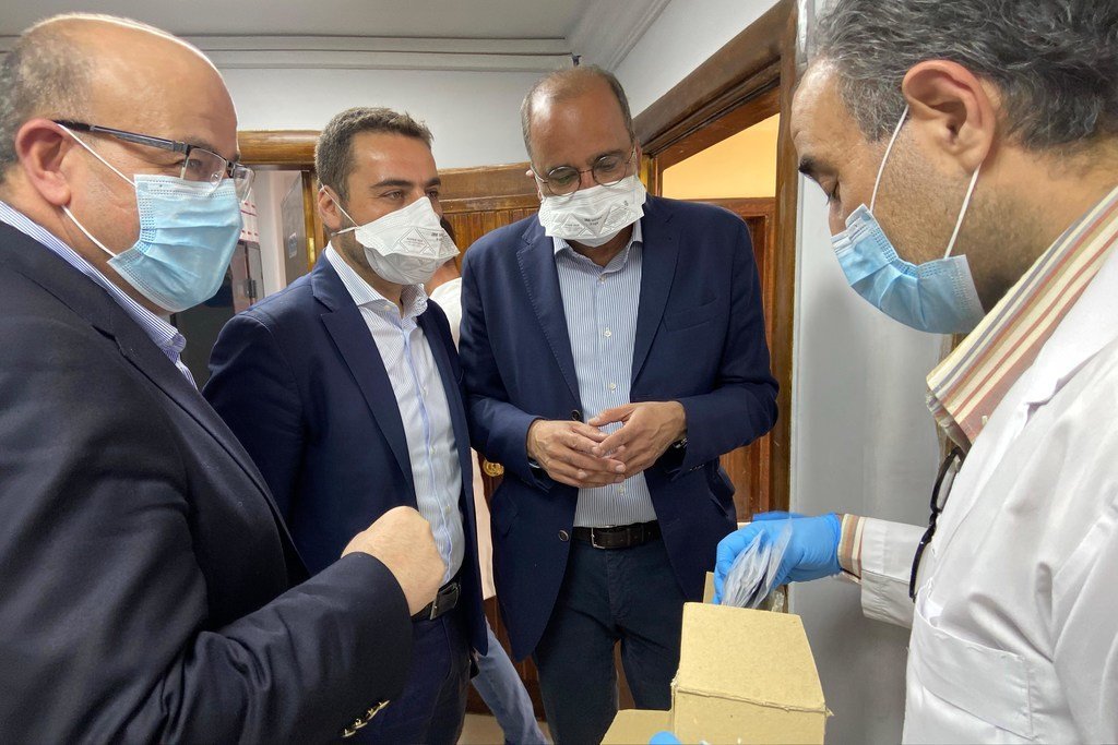 عمران رضا، المنسق المقيم للأمم المتحدة في سوريا، يزور المختبر الوطني لاختبار COVID19 في دمشق.