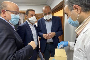 عمران رضا، المنسق المقيم للأمم المتحدة في سوريا، يزور المختبر الوطني لاختبار COVID19 في دمشق.