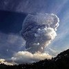 4月13日，圣文森特和格林纳丁斯的拉苏弗里耶尔火山冒出滚滚火山灰。