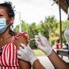 Vacunación de una mujer contra el COVID-19 en la comunidad indígena de Concordia, Colombia.