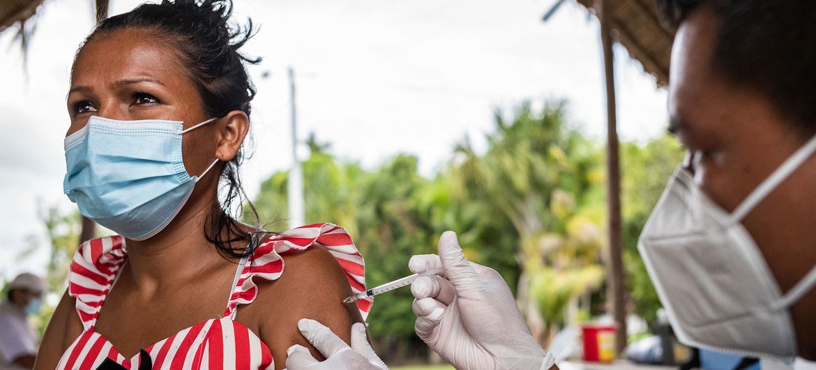 Vacunación de una mujer contra el COVID-19 en la comunidad indígena de Concordia, Colombia.