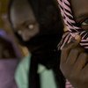  住在苏丹北达尔富尔州流离失所者营地的一名12岁女孩（右）说，她遭到政府士兵强奸。