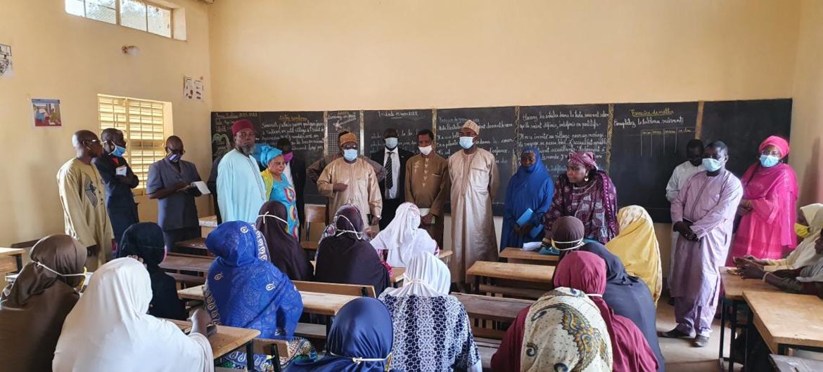 Le ministre de l’Éducation s’adresse aux enseignants dans l’une des nouvelles salles de classe.