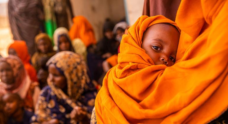 أم وطفلها ينتظران في مركز صحي في مخيم للنازحين في المنطقة الصومالية بإثيوبيا.