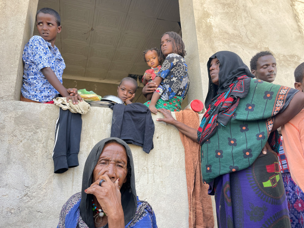 (من الأرشيف) برنامج الأغذية العالمي يوزع حصصاً غذائية طارئة على المجتمعات المتضررة من النزاع، إثيوبيا.